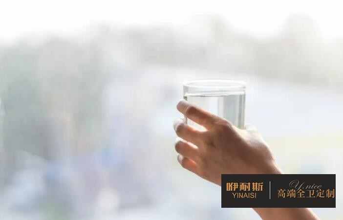 在鏡柜和主柜里，可以放上一杯水
